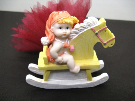 Sujet pour décoration de baptême, bébé sur cheval à bascule : Sujet fille pour décoration de baptême, bébé cheval à bascule