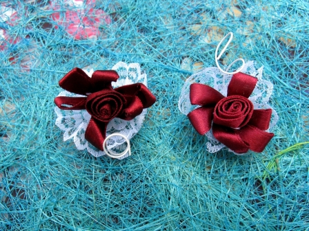 Fleur en satin avec collerette en dentelle pour déco de tulles à dragées
