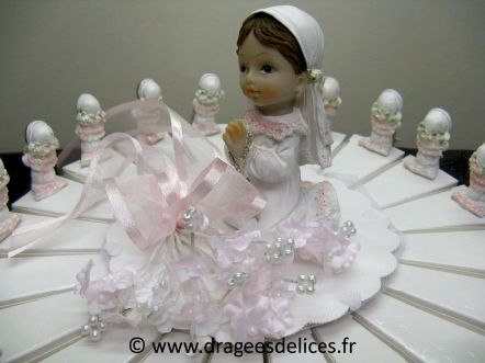 Gâteau pour communion fille avec sa croix à garnir de dragées : Sujet communiante fille au centre avec bouquet de fleur et ruban