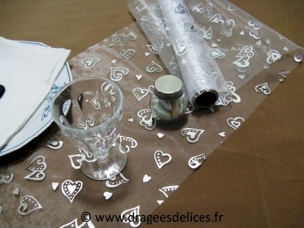 Chemin de table en organza avec motifs coeur
