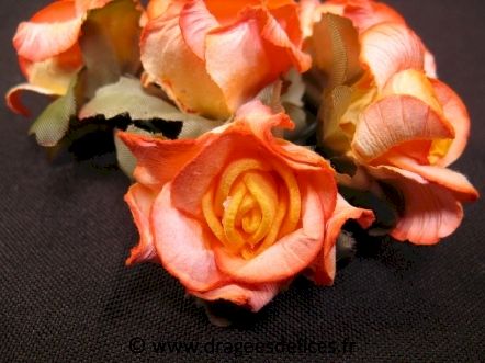 Fleur en papier et mousse avec feuilles pour décoration de fête : Fleur en papier et mousse couleur jaune avec feuilles pour décoration