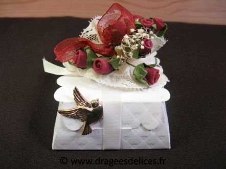 Bouquet pour décoration avec fleurs, ruban et dentelle
