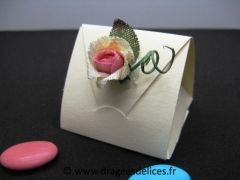 Boite à dragées originale forme étui avec fleurs en décor Vanille