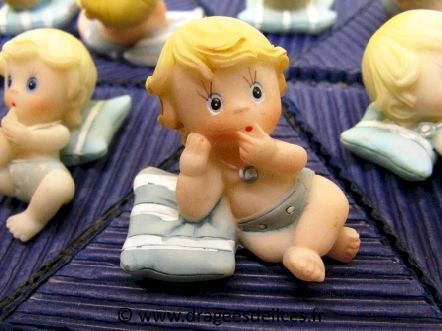 Gâteau à dragées original bébé coussin pour un baptême garçon : Bébé garçon sur son coussin