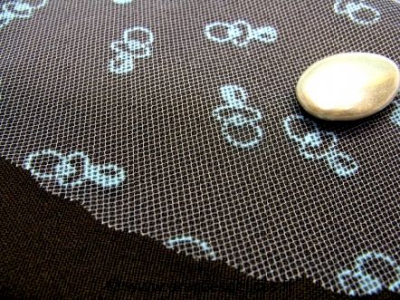 Rond en tulle à dragées baptême motif tétine : Détail du rond en tulle baptême