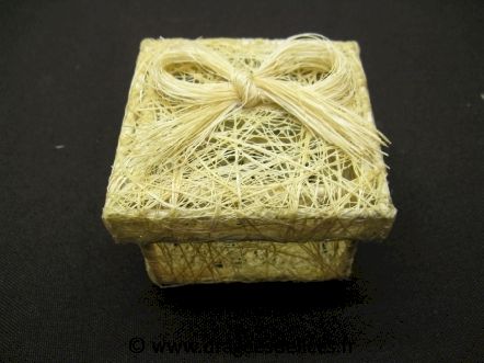 Boite carré avec noeud en raphia pour thème naturel : Boite carré ivoire avec noeud en raphia pour thème naturel