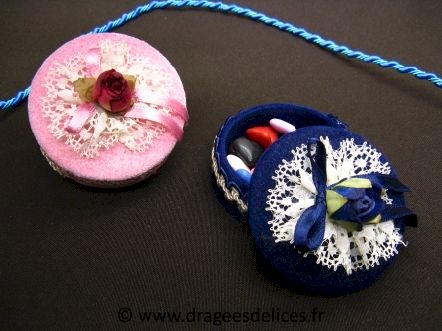 Boite en velour avec fleur dentelle et ruban à garnir de dragées