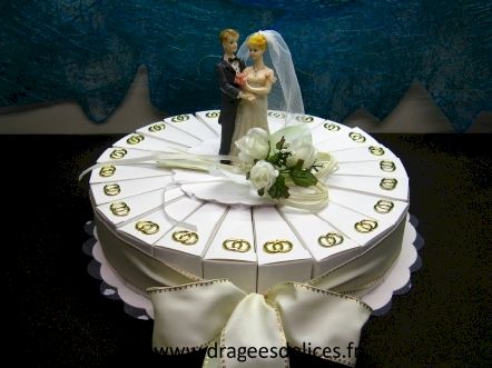 Gâteau mariage à garnir de dragées avec couple et alliances