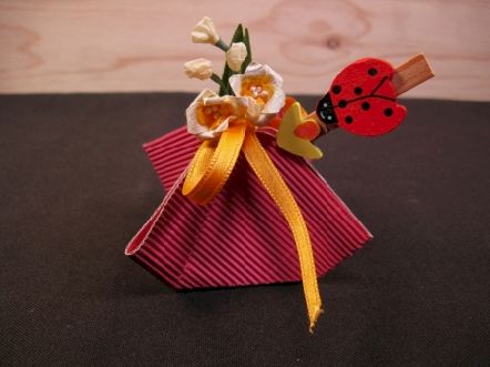Boite à dragées pas cher en forme de pyramide : Boite à dragées pas cher forme pyramide framboise