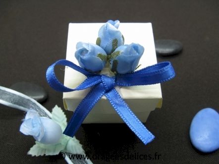Boite surprise pour dragées avec décor fleurs et nœud ruban : Boite pour dragées ivoire avec décor fleurs et nœud ruban