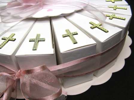 Gâteau pour dragées baptême ou communion fille en plexiglas : Boites parts de gâteau avec croix pour dragées baptême ou communion fille