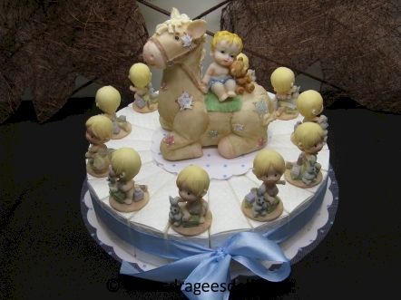 Gâteau pour un baptême garçon avec tirelire bébé sur cheval : Gâteau pour un baptême garçon avec tirelire bébé sur cheval