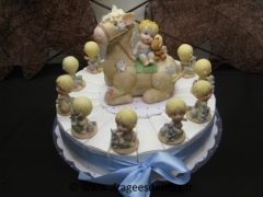 Gâteau pour un baptême garçon avec tirelire bébé sur cheval 