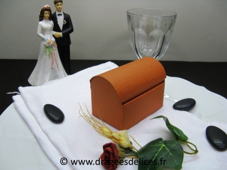 Boite à dragées coffre en promo pas cher : Boite à dragées coffre couleur rouille en promo pas cher