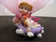 Petite fille sur bouée sujet en résine pour baptême 