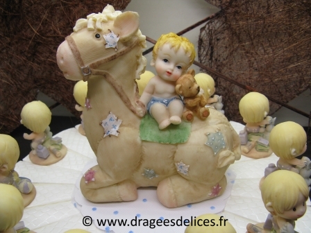 Gâteau pour un baptême garçon avec tirelire bébé sur cheval : Belle tirelire au centre du gâteau pour dragées baptême garçon