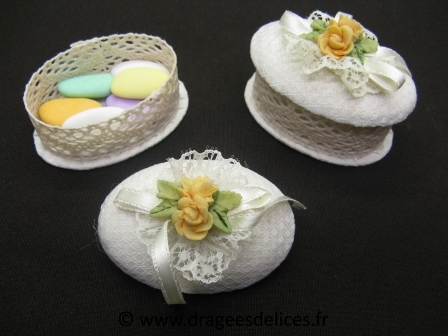 Boite ovale en dentelle avec bouquet de fleur pour dragées : Boite ovale en dentelle avec bouquet de fleur pour dragées