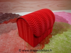 Grand coffre pour dragées et chocolats en carton ondulé Rouge
