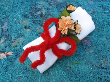 Bouquet de trois fleurs en papier pour décoration avec feuilles et gypsophile : Bouquet de trois fleurs en papier pour décoration de serviette couleur pêche