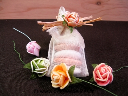 Fleur rose de chine en mousse avec feuilles verte pour décoration
