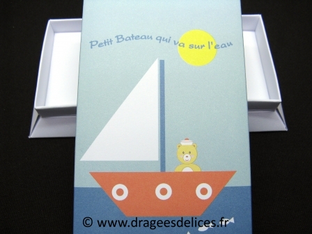 Boite rectangulaire pour baptême petit bateau sur l`eau : Boite rectangulaire pour baptême petit bateau sur l