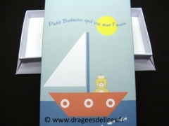 Boite rectangulaire pour baptême petit bateau sur l`eau 