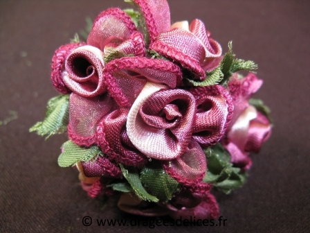 Fleur Anabelle en satin pour décoration de tulles mariage baptême et communion : Fleur en satin et organza violette pour décoration de tulles et boites de dragées