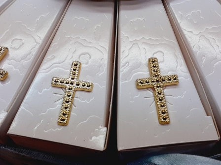 Gâteau communion garçon avec bible pour inscription date et prénom : Croix dorés en décoration sur les boites de dragées