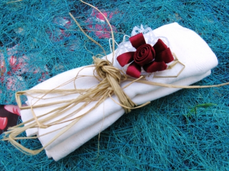 Fleur en satin avec collerette en dentelle pour déco de tulles à dragées : Fleur en satin avec collerette en dentelle pour déco de tulles à dragées