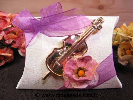 Très belle fleur en papier intissé et tulle pour décoration