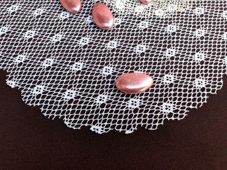 Tulle nid d´abeille en coton avec fleurs brodées pour dragées : Tulle nid d´abeille en coton blanc avec fleurs brodées