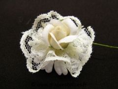Fleur avec dentelle et épingle de nourrice pour décoration Ecru
