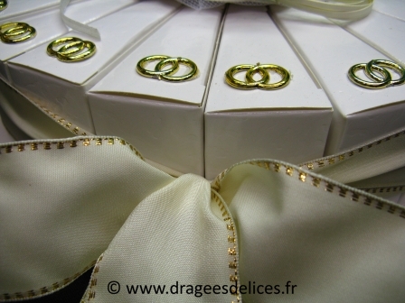 Gâteau mariage à garnir de dragées avec couple et alliances : Boites parts de gâteau avec paire d