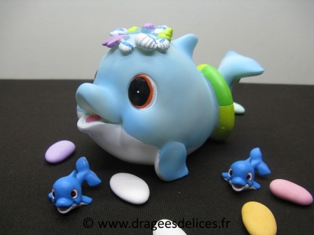 Tirelire dauphin pour cadeaux baptême garçon ou fille : Tirelire dauphin bleu ciel pour cadeaux baptême garçon