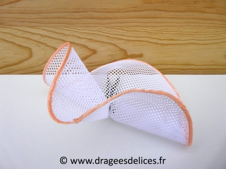 Tulle à dragées nid d′abeille en coton avec bord satin : Rond de tulle dragées bord satin saumon