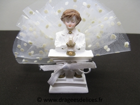 Sujet communiant en résine à genoux pour décoration de tulle ou gâteau : Sujet communiant en résine à genoux pour décoration de tulle ou gâteau