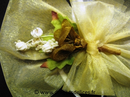Noeud en organza : Détail du noeud et du bouquet