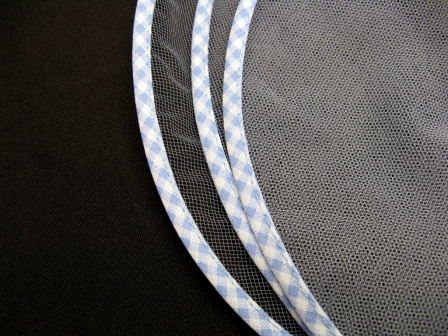 Tulle avec bordure en coton vichy pour dragées : Tulle avec bordure en coton vichy bleu ciel pour dragées
