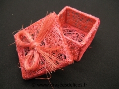 Boite carré avec noeud en raphia pour thème naturel Fuchsia