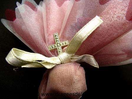 Croix à coller or ou argent : Présentation de la croix sur un tulle