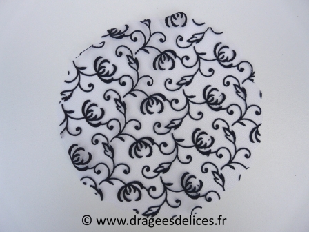 Tulle floqué arabesque pour mariage baptême et communion : Tulle flocké arabesque bleu marine pour mariage baptême et communion