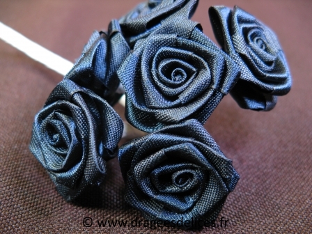 Grosse rosette ourlée pour mariage, baptême et communion : Grosse rosette ourlée fleur bleu marine pour mariage, baptême et communion