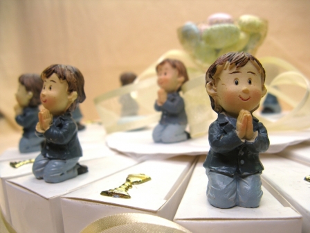 Gâteau pour communion garçon avec calice pailleté et croix ou calice doré : Nouveau communiant sur la boite dragées part de gâteau