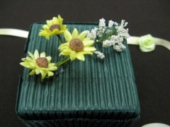 Boite à dragées carrée en kit avec marguerites et gypsophile Vert