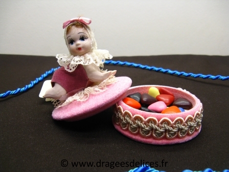 Boite pour baptême garçon ou fille avec bébé en porcelaine : Boite velour pour un baptême fille avec bébé en véritable porcelaine