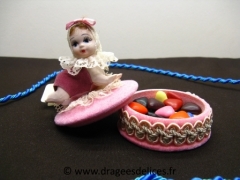 Boite pour baptême garçon ou fille avec bébé en porcelaine Rose