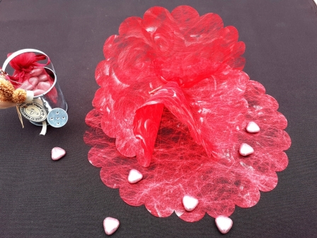Tulle pour dragées en intissé imprimé fleurs de rosier : Tulle pour dragées en intissé imprimé fleurs de rosier rouge