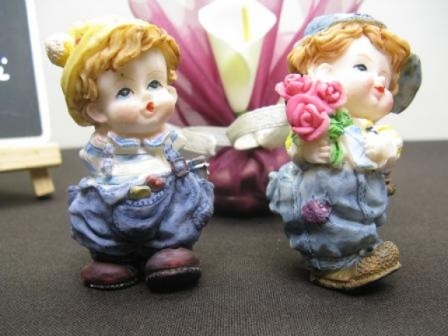 Tyrolien en résine garçon ou fille pour baptême : Tyrolien en résine garçon pour décoration de rond de tulle à dragées baptême