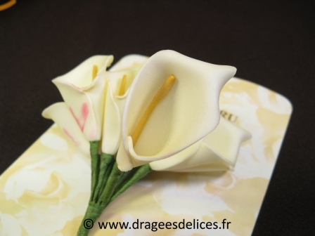 Arum en mousse pour décoration de tulle et boite de dragées : Arum ivoire en mousse pour décoration de tulle et boite de dragées