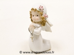 Grand communiant ou communiante à genoux avec croix Fille